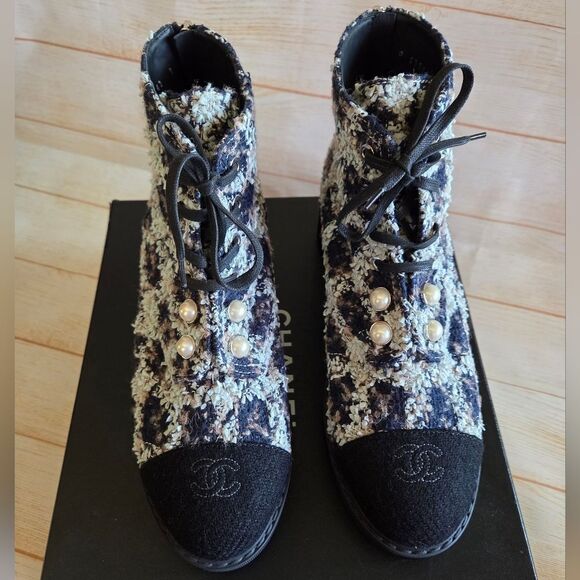 Chanel Tweed Calfskin Pearl Combat Short Ankle Boots Chunky Heel Size 42 - Picture 3 of 16